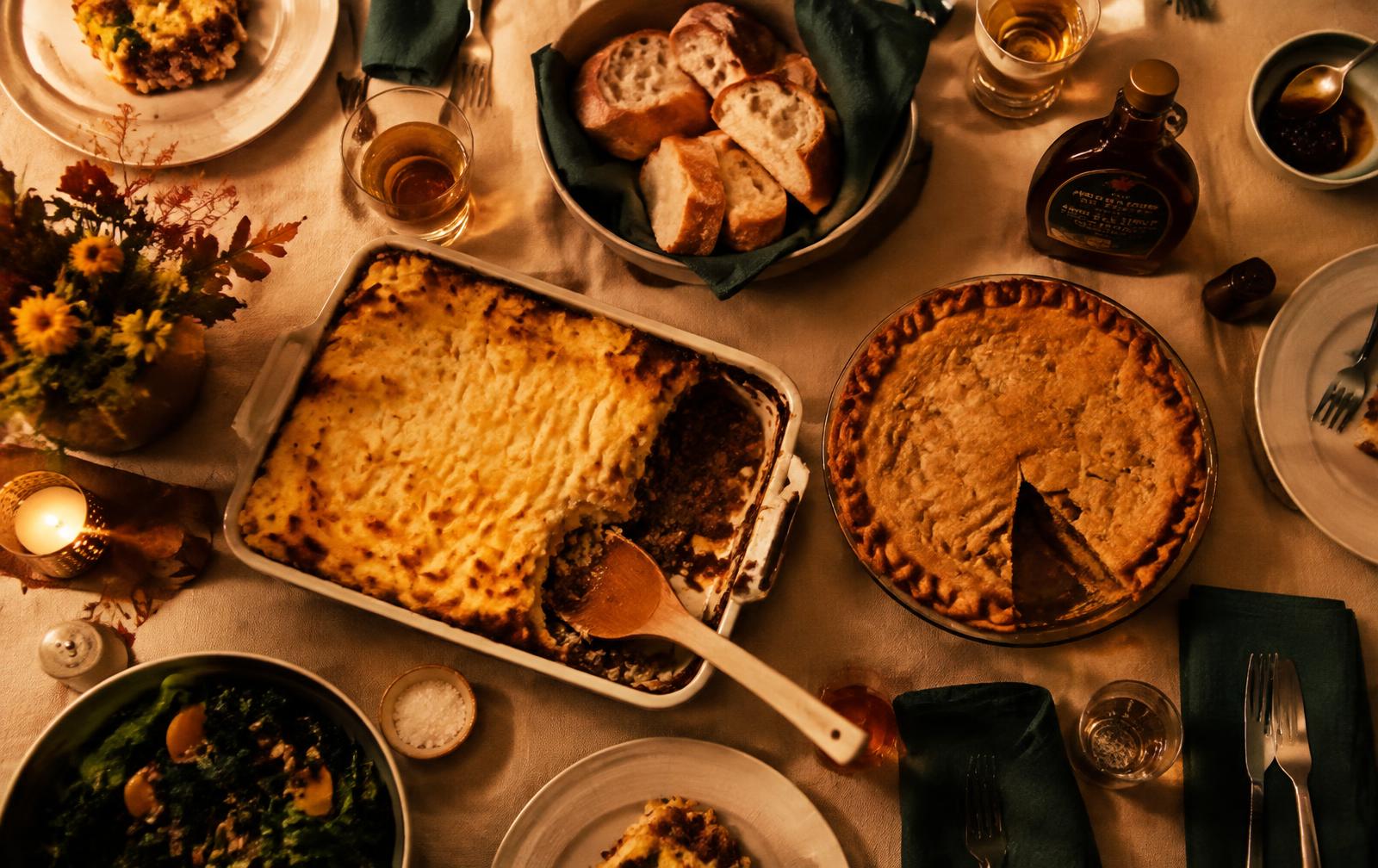 Table familiale avec pâté chinois et tourtière